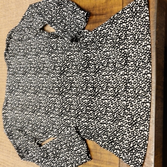 Ann taylor 3/4 sleeve wrap top, black & white little flower print, size XS - Picture 8 of 9